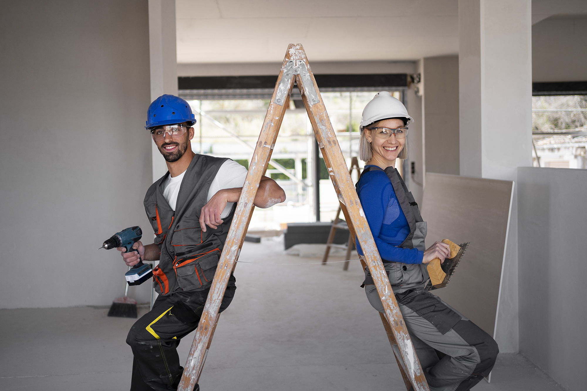 full-shot-smiley-people-sitting-ladder-3